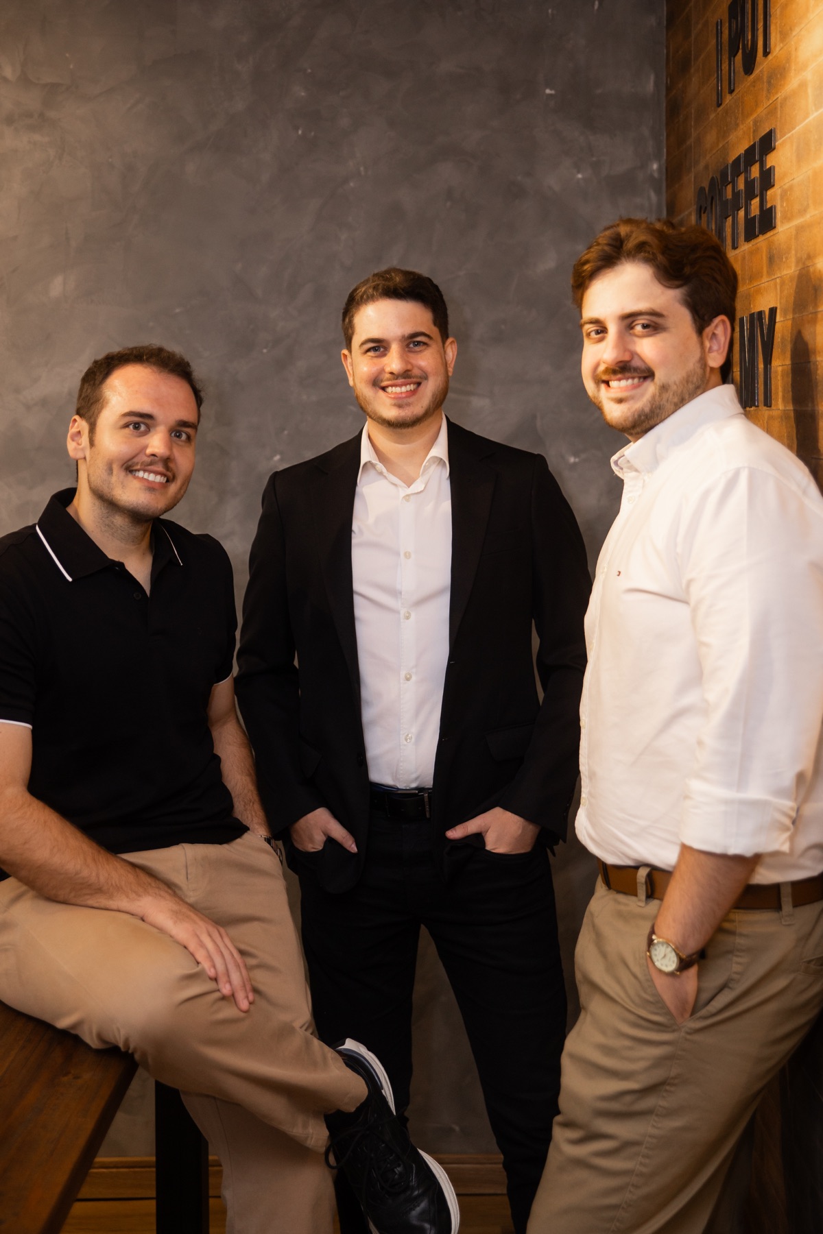 Equipe Tripoli em conversa no escritório